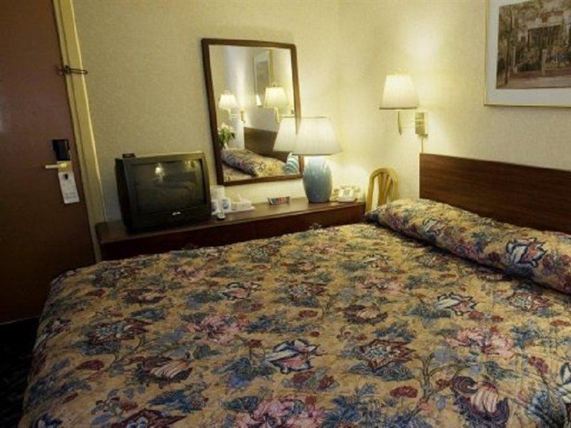 Americas Best Value Inn 迪尔伯恩 外观 照片